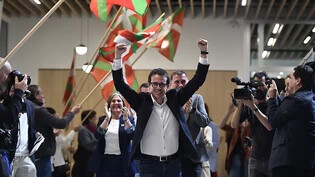 dpatopbilder - EH-Bildu-Spitzenkandidat Pello Otxandiano feiert die Wahlergebnisse. Foto: Alvaro Barrientos/AP