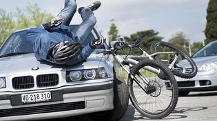 E-Biker-Fahrer erleiden bei einem Unfall häufig schwere Kopfverletzungen - das Muster ähnelt gemäss einer Studie demjenigen von Töfffahrern. (Symbolbild)