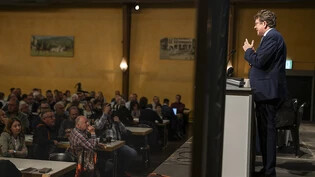 Warb für ein Ja zum Mantelerlass: Bundesrat Albert Rösti vor den Delegierten der SVP Kanton Bern in Thun.