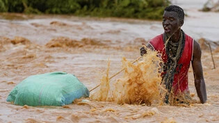 ARCHIV - In Kenia sind Hunderttausende Menschen von schweren Überschwemmungen betroffen (Archivbild). Foto: Brian Inganga/AP/dpa