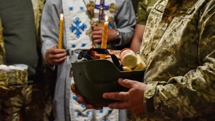 dpatopbilder - Die Ukrainer feiern das orthodoxe Osterfest, und die Soldaten der ukrainischen Streitkräfte halten sich auch an der Front an die nationalen Traditionen. Foto: Andriy Andriyenko/SOPA Images via ZUMA Press Wire/dpa