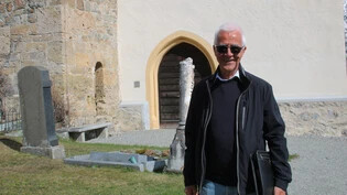 Steht vor seiner Lieblingskirche: Walter Isler vor der Kirche St. Peter oberhalb von Samedan.